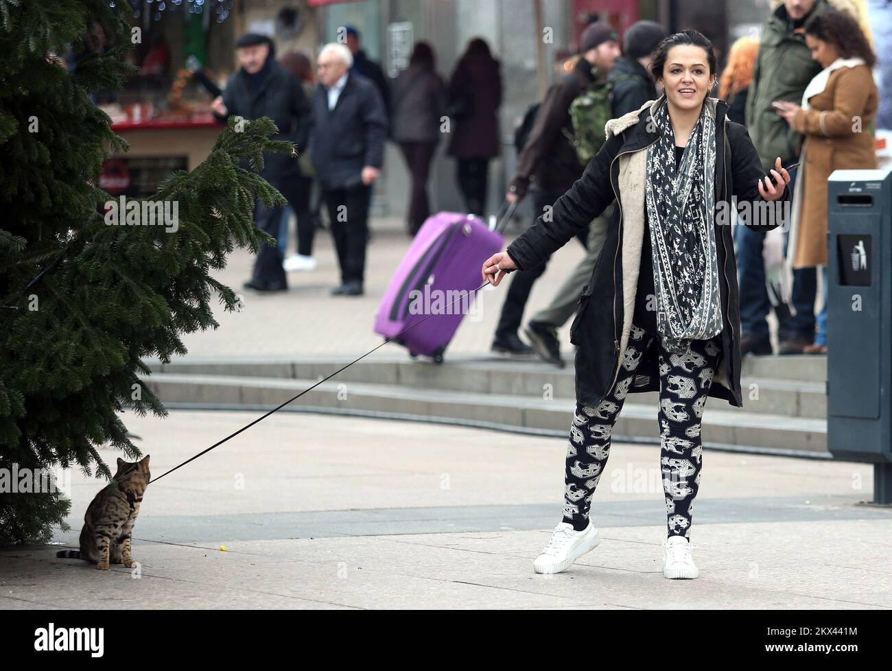 04.01.2018., Zagreb - la jeune fille sur la place Ban Josip Jelacic marchait son chat sur une laisse. Le chat n'a juste pas aimé la marche, donc le propriétaire a dû la prendre en armes photo: Sanjin Strukic/PIXSELL Banque D'Images