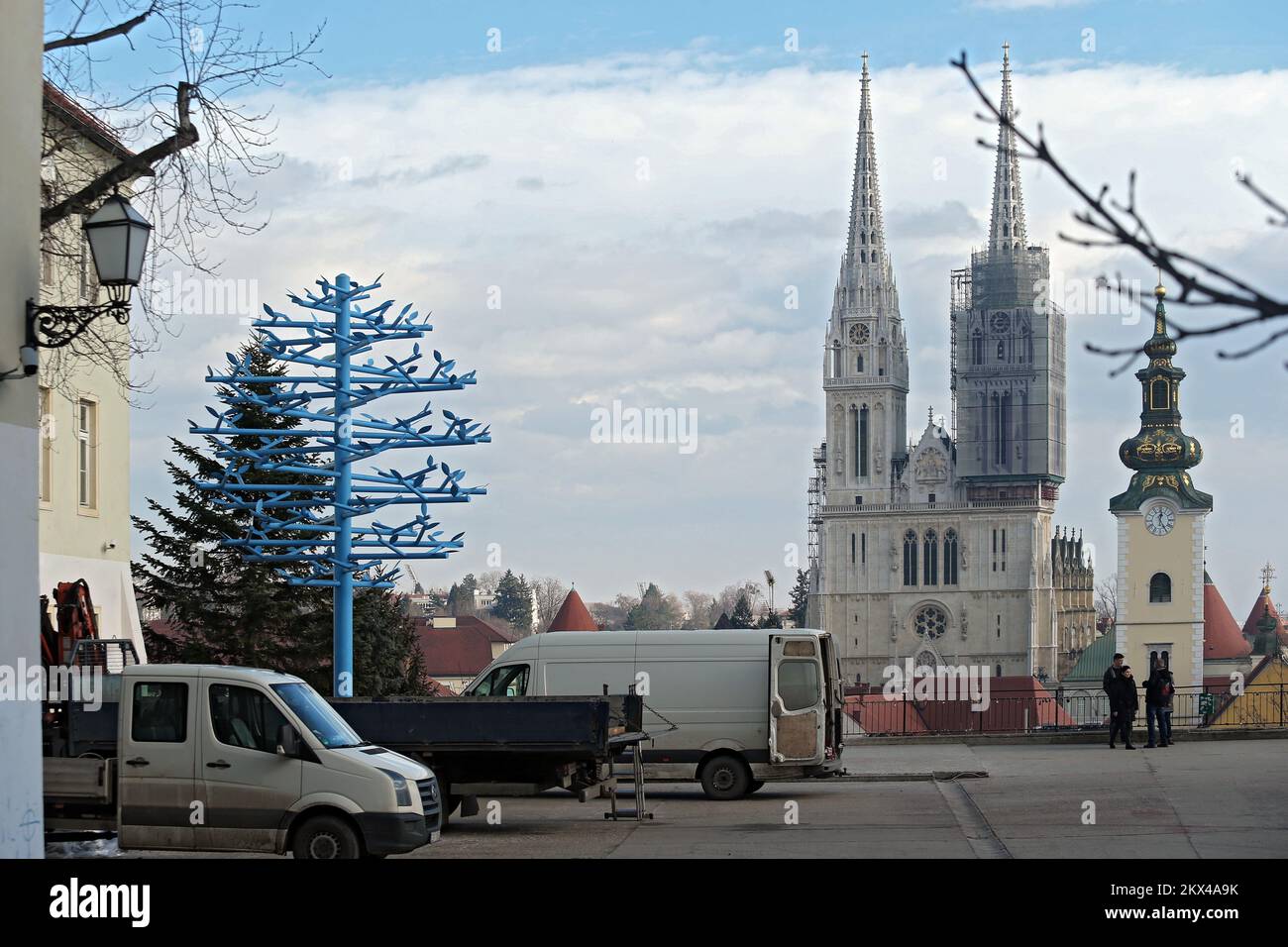 16.01.2018., Zagreb, Croatie - Sculpture l'arbre bleu de l'auteur Vasko Lipovac, actuellement situé sur le plateau de Gradec à côté du palais de Klovic, orne le regard de la haute ville. Photo: Sanjin Strukic/PIXSELL Banque D'Images