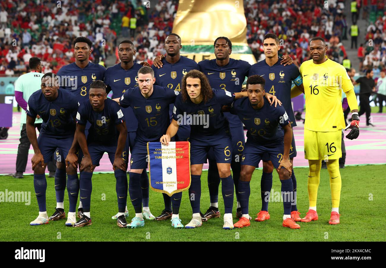 AR Rayyan, Qatar, 30th novembre 2022. Groupe d'équipe de France rangée arrière à partir de la gauche: Aurélien Tchouameni, Christopher Nkunku, Ibrahima Konate, Axel Disasi, Raphaël Varane, Steve Mandanda. Première rangée : Youssouf Fofana, Eduardo Camavinga, Jordan Veretout, Matteo Guendouzi et Kinsley Coman de France pendant le match de la coupe du monde de la FIFA 2022 au stade Education City, AR Rayyan. Le crédit photo devrait se lire: David Klein / Sportimage crédit: Sportimage / Alay Live News Banque D'Images