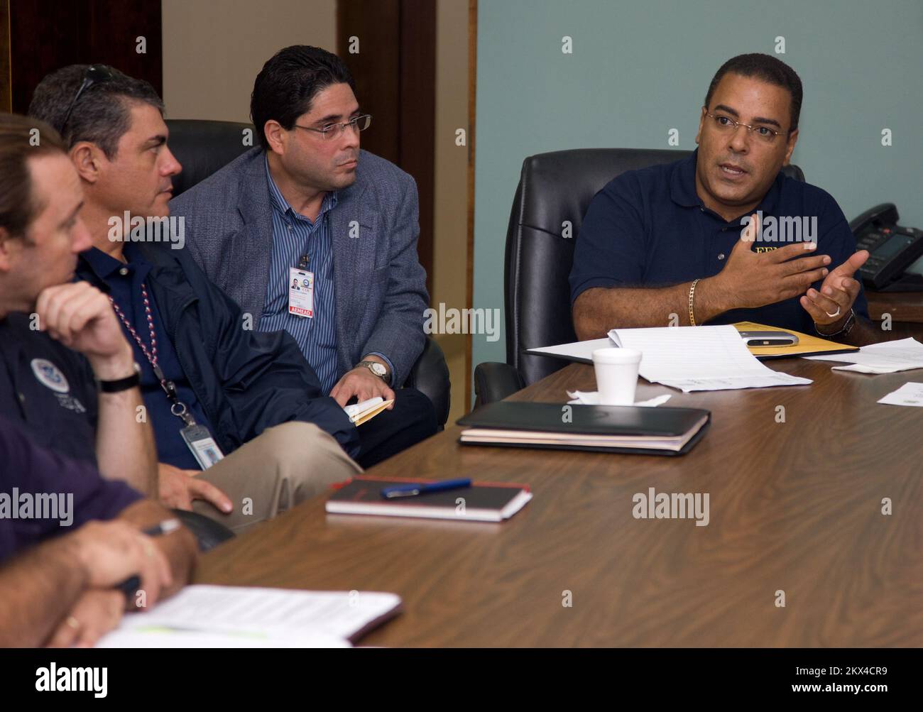 Tempête violente - San Juan, Porto Rico, 3 octobre 2008 FEMA personnel de la Division des Caraïbes et gestion des urgences de Porto Rico. Le Bureau coordonne la réponse aux récentes inondations à Porto Rico. Andrea Booher/FEMA. Porto Rico tempêtes et inondations graves. Photographies relatives aux programmes, aux activités et aux fonctionnaires de gestion des catastrophes et des situations d'urgence Banque D'Images