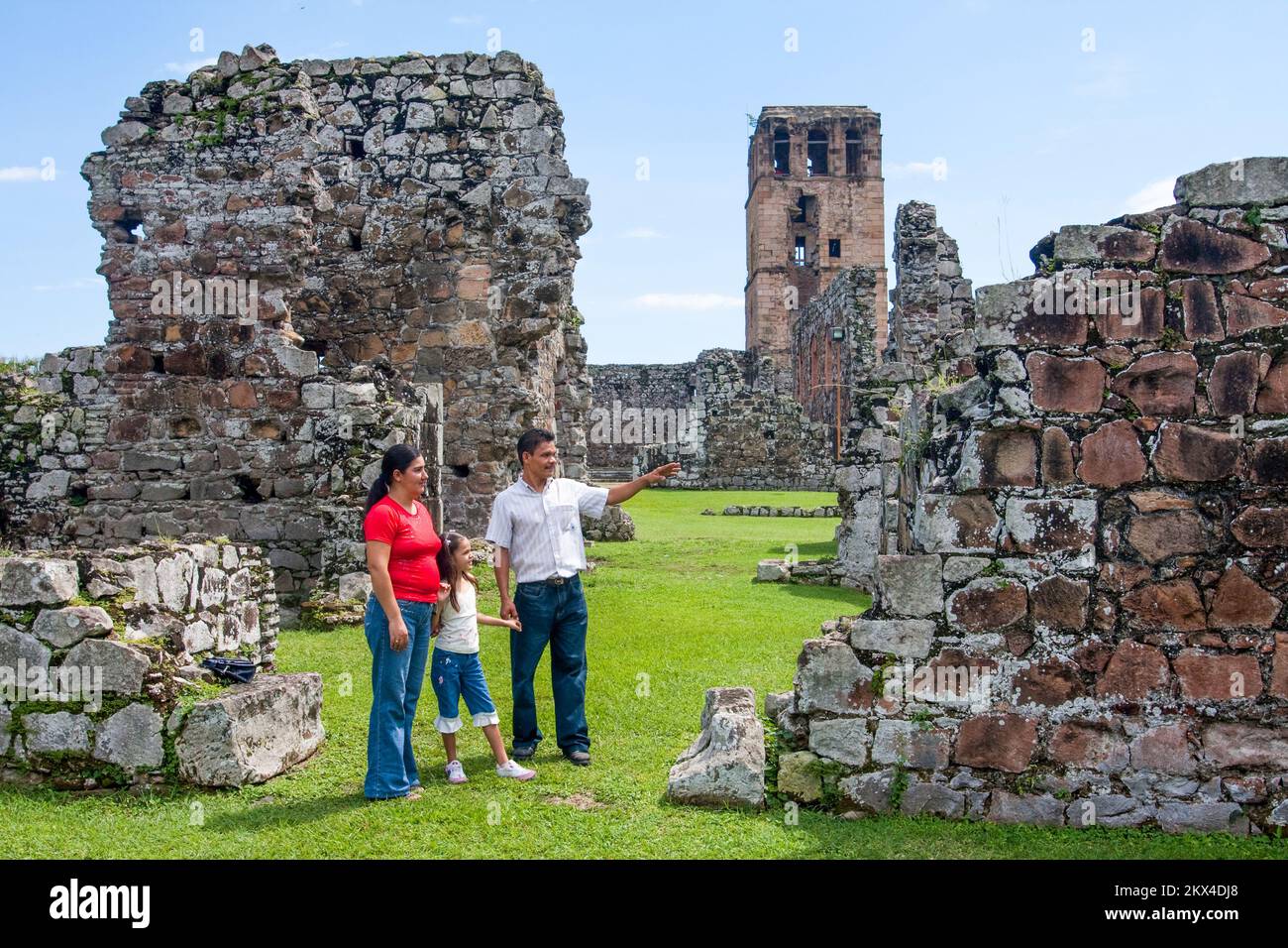 Panama, Panama-ville, les touristes locaux aux ruines du 16th siècle Panama Viego qui a été détruit 100 ans plus tard par des pirates. Banque D'Images