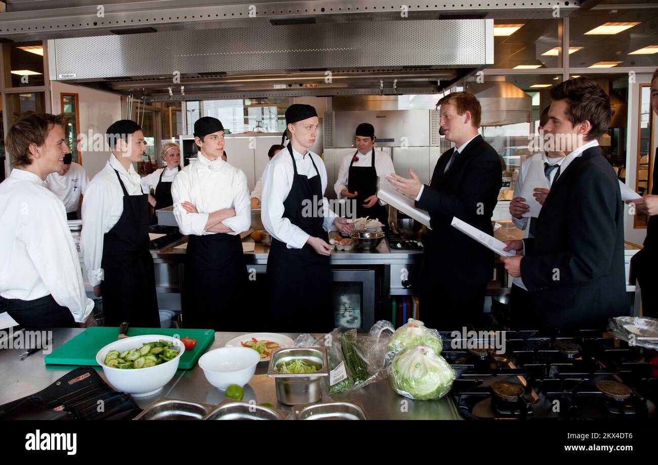 Pays-Bas, Nimègue, les élèves reçoivent des cours de leurs professeurs dans la cuisine du restaurant de l'école. Banque D'Images