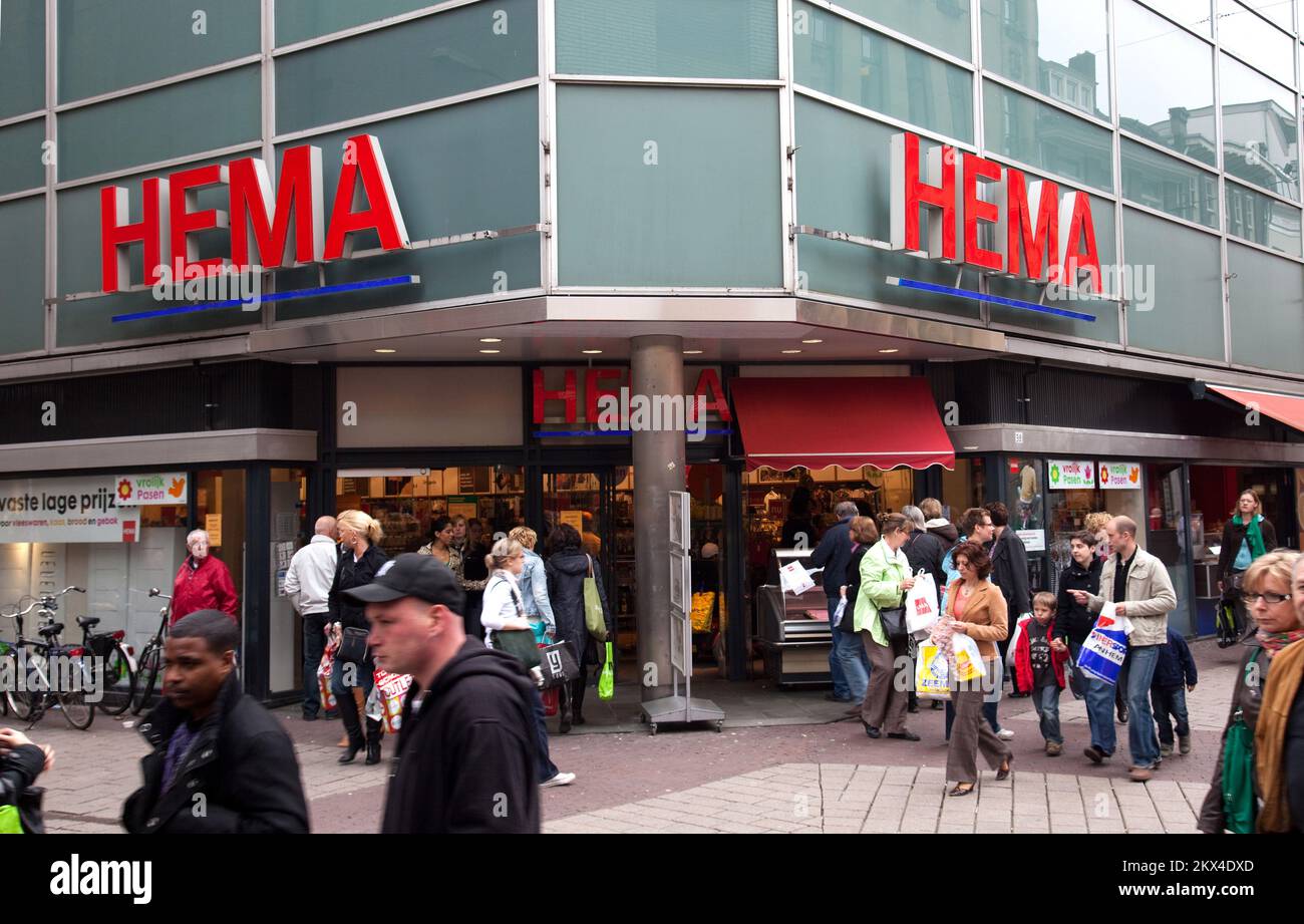 Pays-Bas, Arnhem - HEMA est une chaîne hollandaise de magasins de variétés. La chaîne se caractérise par un prix relativement bas des produits génériques ménagers, Banque D'Images