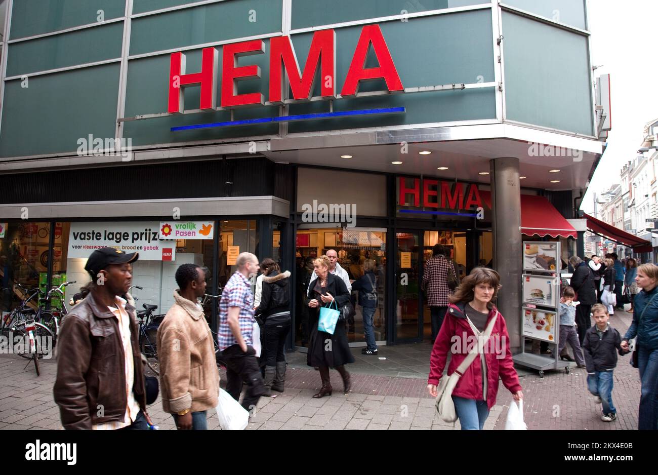 Pays-Bas, Arnhem - HEMA est une chaîne hollandaise de magasins de variétés. La chaîne se caractérise par un prix relativement bas des produits génériques ménagers, Banque D'Images Pays-Bas, Arnhem - HEMA est une chaîne hollandaise de magasins de variétés. La chaîne se caractérise par un prix relativement bas des produits génériques ménagers, Banque D'Images