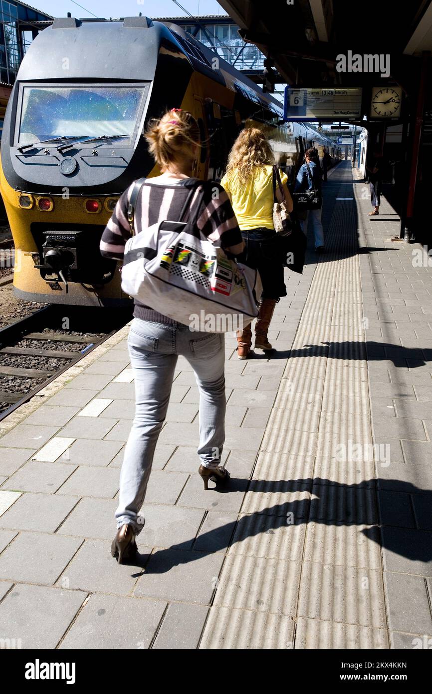 Pays-Bas, les crêtes sur la plate-forme de la gare d'Arnhem sont pour les aveugles pour aider à trouver leur chemin. Banque D'Images