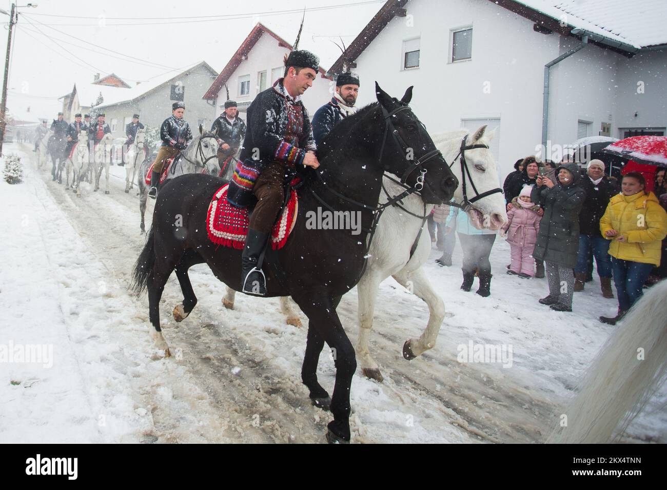 03.02.2018., Croatie, Tenja - Centre pour la Culture et le Sport Tenja, KUD Josip Sosic a organisé l'événement 13th Pokladni Riding (Carnaval) - Tenja 2018. La procession d'environ 40 cavaliers a fait une visite des rues "top" de Tenje où ils ont été accueillis des hôtes dignes et des produits domestiques honorés. Photo: Davor Javorovic/PIXSELL Banque D'Images