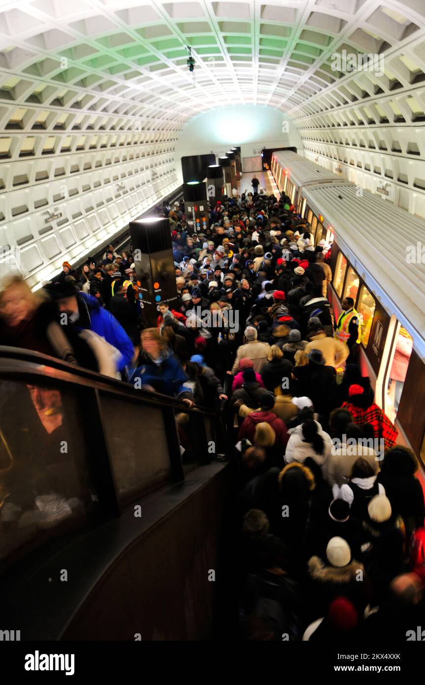 Plans d'urgence et sécurité - Washington, D. C. , 20 janvier 2009 le jour de l'inauguration la montée en flèche du métro, comme plus de 305 000 passagers hors du Maryland - avait utilisé le métro à 9 h 00. Il s'agit de l'arrêt Federal Center SW dans le centre-ville D. C. District of Columbia 56th inauguration présidentielle. Photographies relatives aux programmes, aux activités et aux fonctionnaires de gestion des catastrophes et des situations d'urgence Banque D'Images