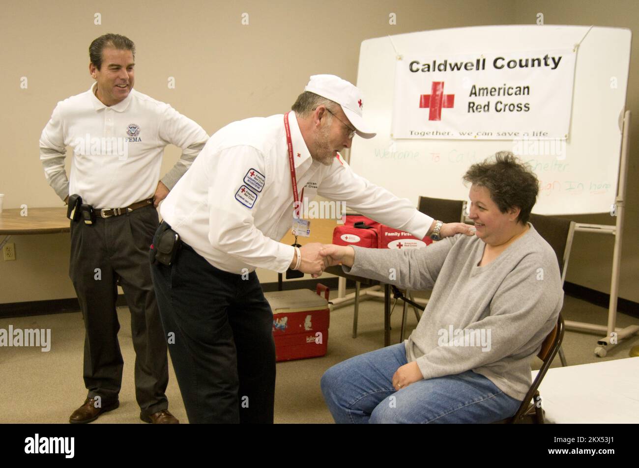 Tempête d'hiver - Princeton, Ky. , 21 février 2009 , dans un refuge de la Croix-Rouge, Bill Carrington, directeur du refuge, offre un confort à Lynn Jones, tandis que le représentant des Affaires intergouvernementales de la FEMA, Chuck Ruoff, regarde. Kentucky tempête d'hiver sévère et inondations. Photographies relatives aux programmes, aux activités et aux fonctionnaires de gestion des catastrophes et des situations d'urgence Banque D'Images