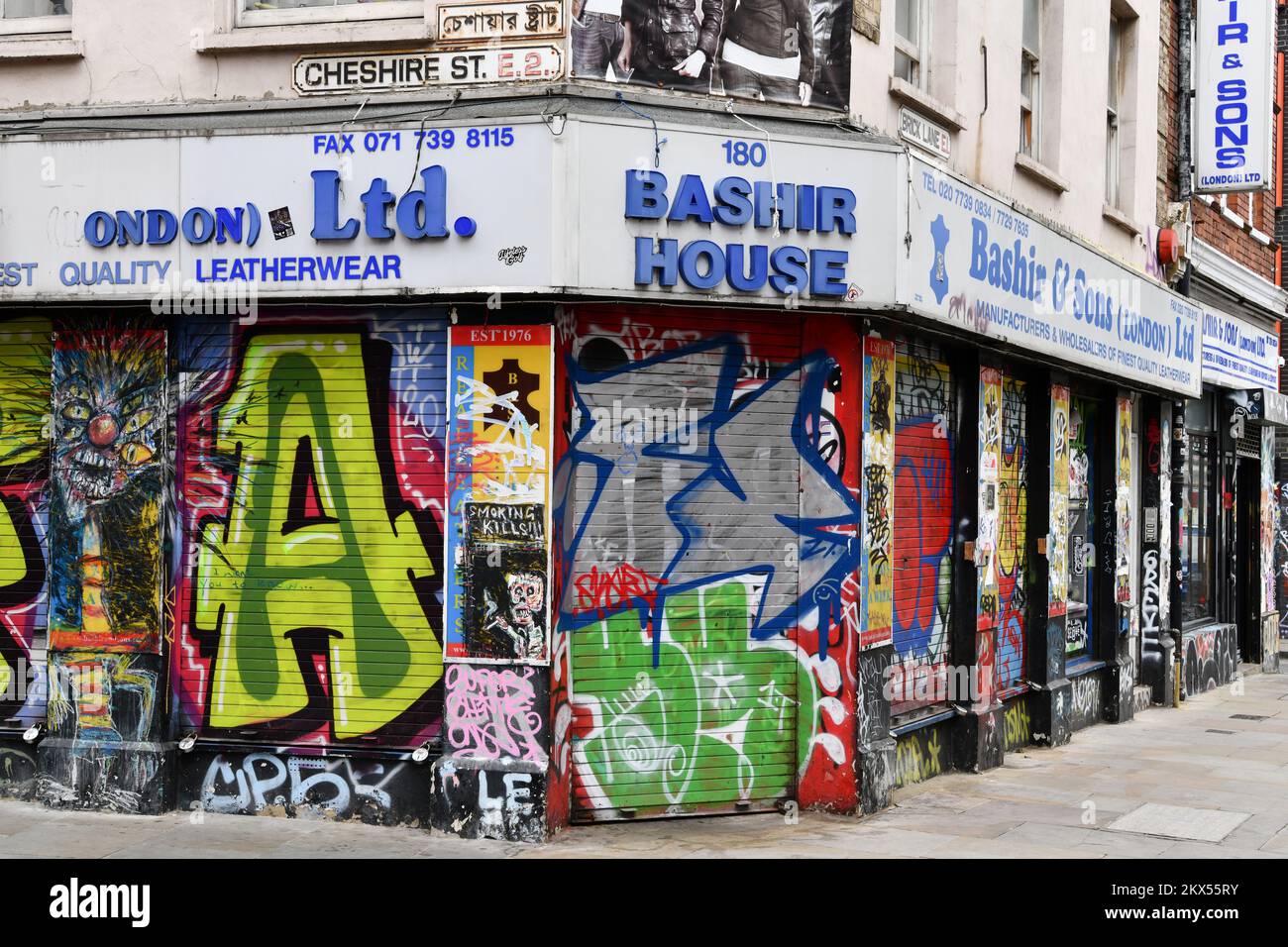 Le magasin de cuir Bashir & Sons est couvert de graffitis au coin de Brick Lane et Cheshire Street, Shoreditch, Londres Banque D'Images