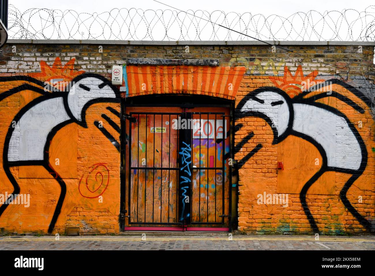 «Shcreamers» par l'artiste de rue Stik, à Grimsby Street, Shoreditch, Londres, représentant un match incliné dans la rue Banque D'Images