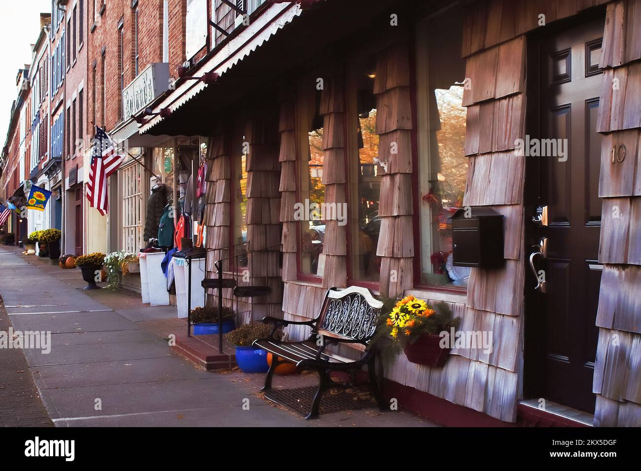 Skaneateles, New York, États-Unis. 4 novembre 2022. Boutiques et boutiques de charme dans le centre du village de Skaneateles, New York, le matin d'automne Banque D'Images
