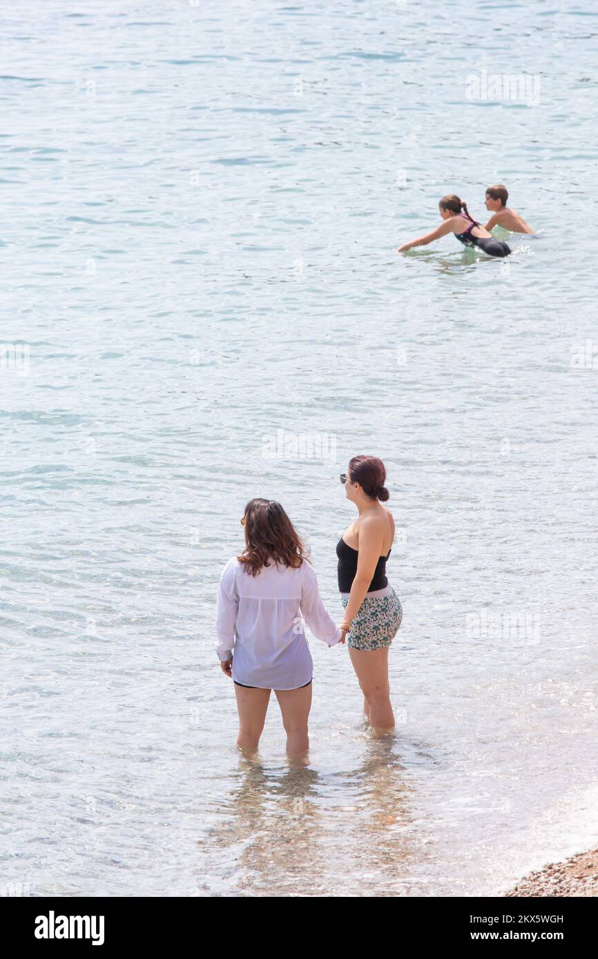 19.04.2018., Dubrovnik, Croatie - chaque jour, il y a plus de nageurs sur la plage de Banje. Photo: Grgo Jelavic/PIXSELL Banque D'Images