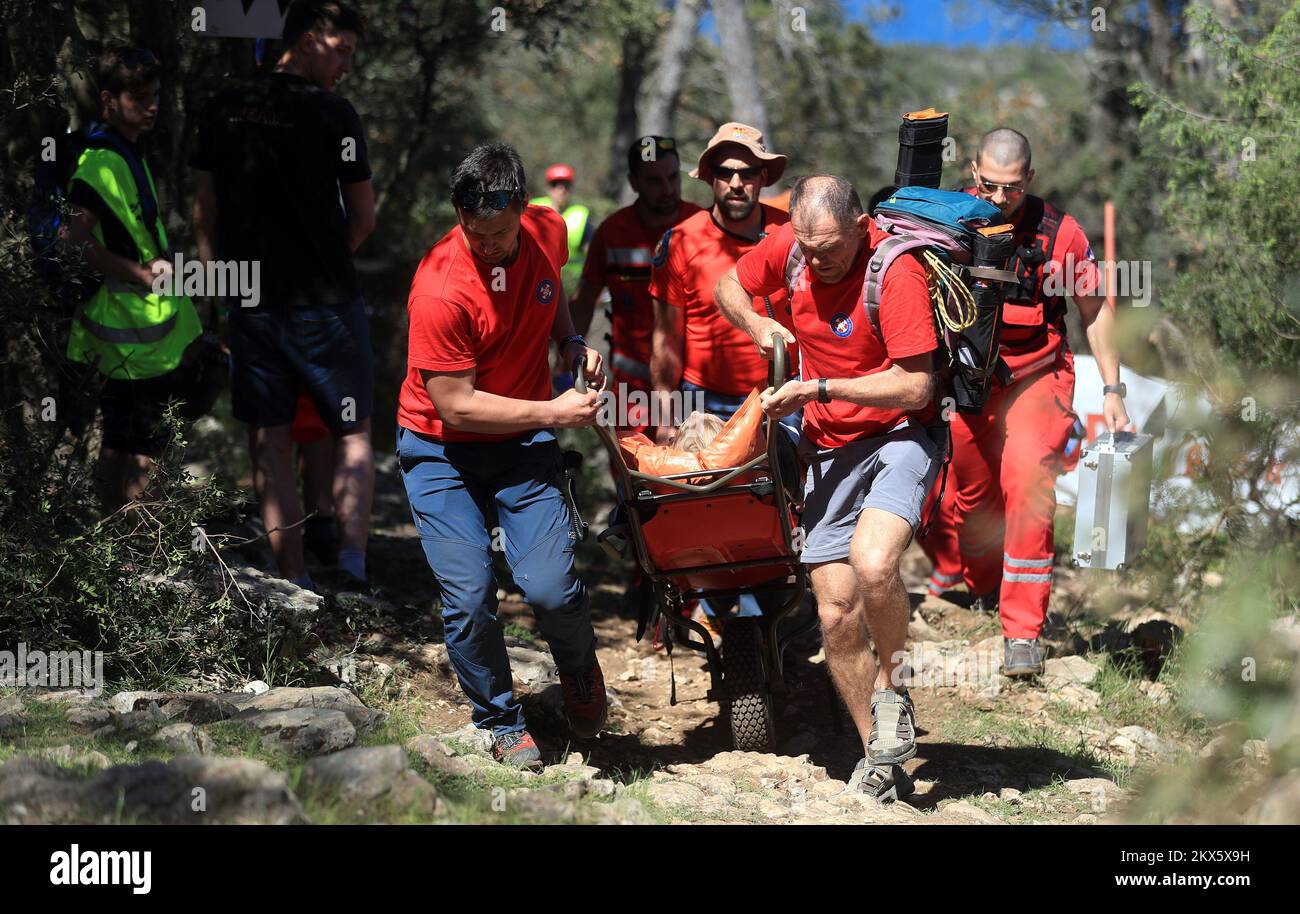 21.04.2018., Veli Losinj, Croatie - à partir du 21-22 avril 2018, environ 300 concurrents du monde entier descendront les 1,8 km de sentiers et de belvédères de l'île de vitalité, prenant part à une course de vélo extrême dans la coupe du monde - Downhill Losinj. Course extrême de VTT ou Downhill, qui découle de l'entraînement de printemps des cyclistes slovènes, et aujourd'hui est considéré comme une course internationale de bonne réputation avec le plein soutien de la ville de Mali Lošinj, Jadranka d.d., Office du tourisme de la ville de Mali Lošinj, Et Ministère du tourisme de la République de Croatie. Photo: Slavko Midzor/PIXSELL Banque D'Images