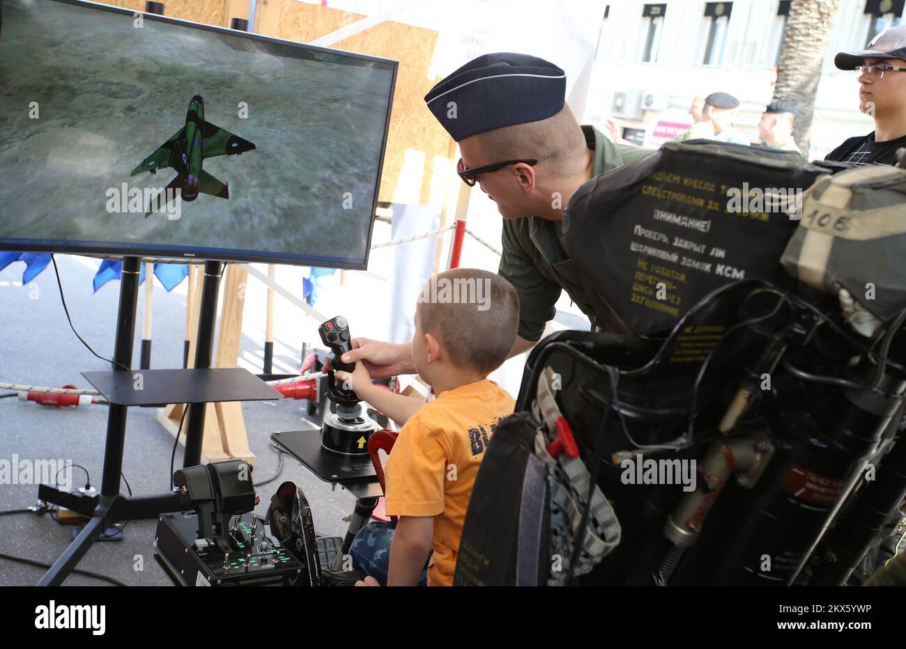 28.04.2018.,Croatie, Split - depuis les premiers citoyens mornin ont visité la technique militaire et l'exposition d'armement qui a été présenté à l'anniversaire de 27th de la Brigade des gardes 4th. Photo: Ivo Cagalj/PIXSELL Banque D'Images