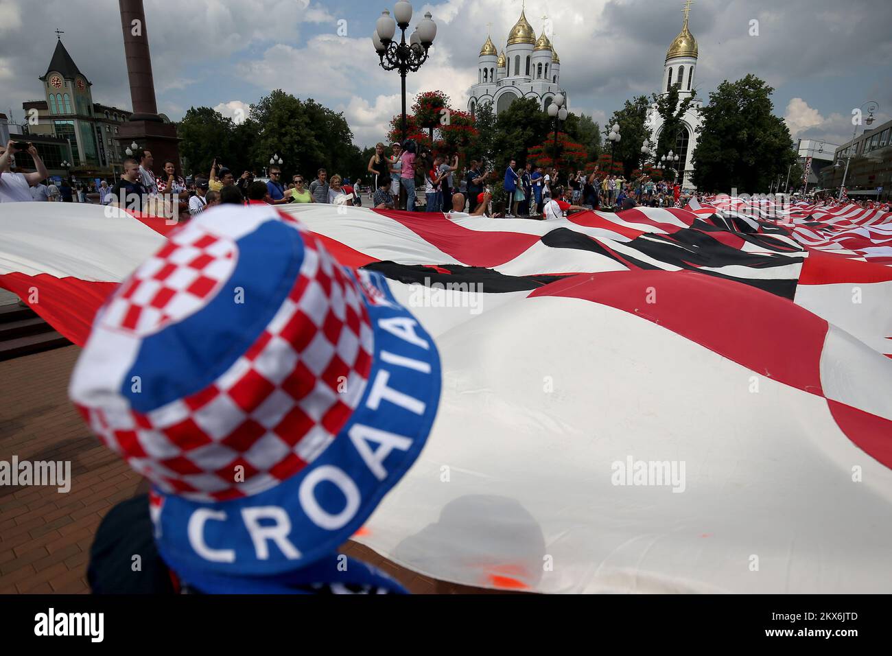 16.06.2018., Kaliningrad, Russie - coupe du monde en Russie en 2018. Les fans de l'équipe nationale croate dans le centre de Kaliningrad ont développé un drapeau de 96 mètres de long, 10,5 mètres de large et avec 448 carrés.photo: Igor Kralj/PIXSELL Banque D'Images