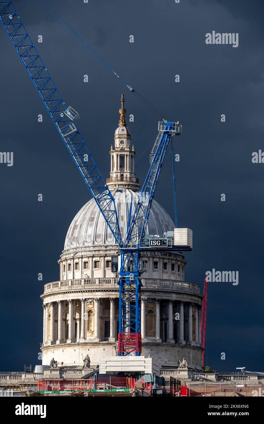 St. La cathédrale Pauls est entourée de grues de la Tour en raison des travaux de construction en cours dans la ville de Londres. Photo prise de Bankside sur la rive sud du ri Banque D'Images