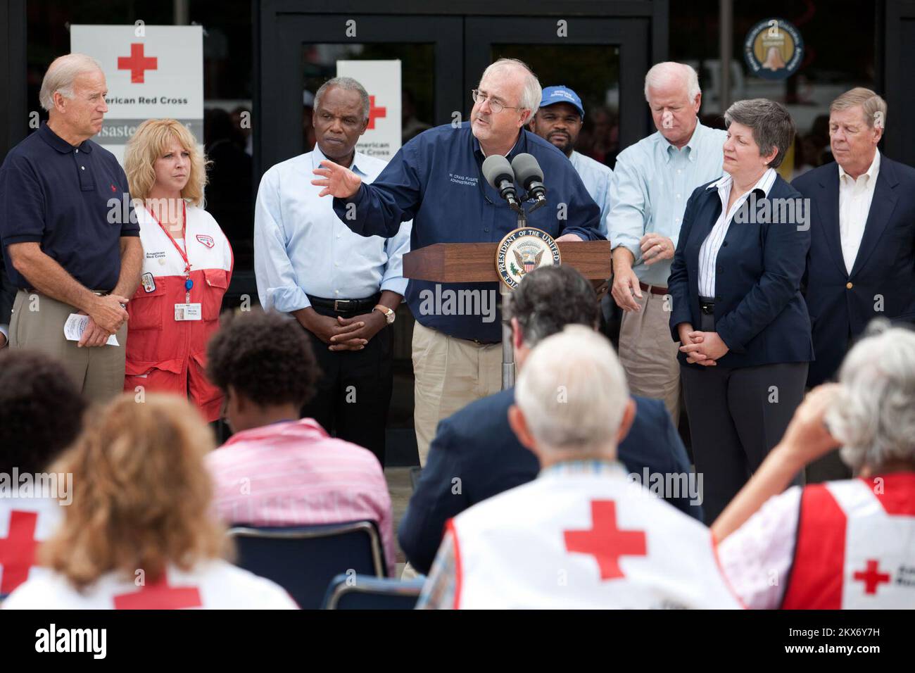 Inondations - Marietta, Géorgie , Craig Fugate, administrateur de la FEMA de 25 septembre 2009, parle pendant que le vice-président Joe Biden, le secrétaire Napolitano , le sénateur Isakson, le sénateur Chambliss et le représentant Scott regardent, devant un abri temporaire au centre civique du comté de Cobb, à Marietta, en Géorgie, vendredi, 25 septembre, 2009. La Maison Blanche officielle . Géorgie tempêtes et inondations graves. Photographies relatives aux programmes, aux activités et aux fonctionnaires de gestion des catastrophes et des situations d'urgence Banque D'Images