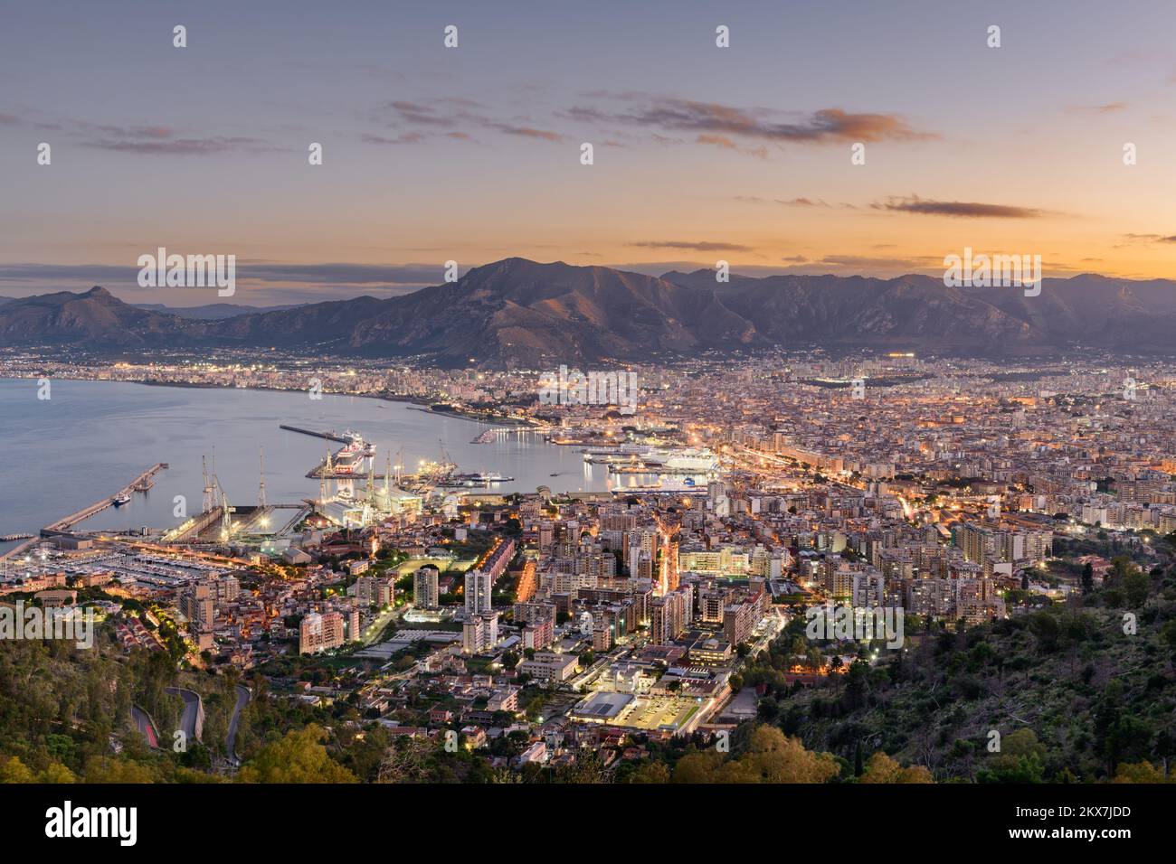 Palerme, Italie, vue sur le port au crépuscule. Banque D'Images