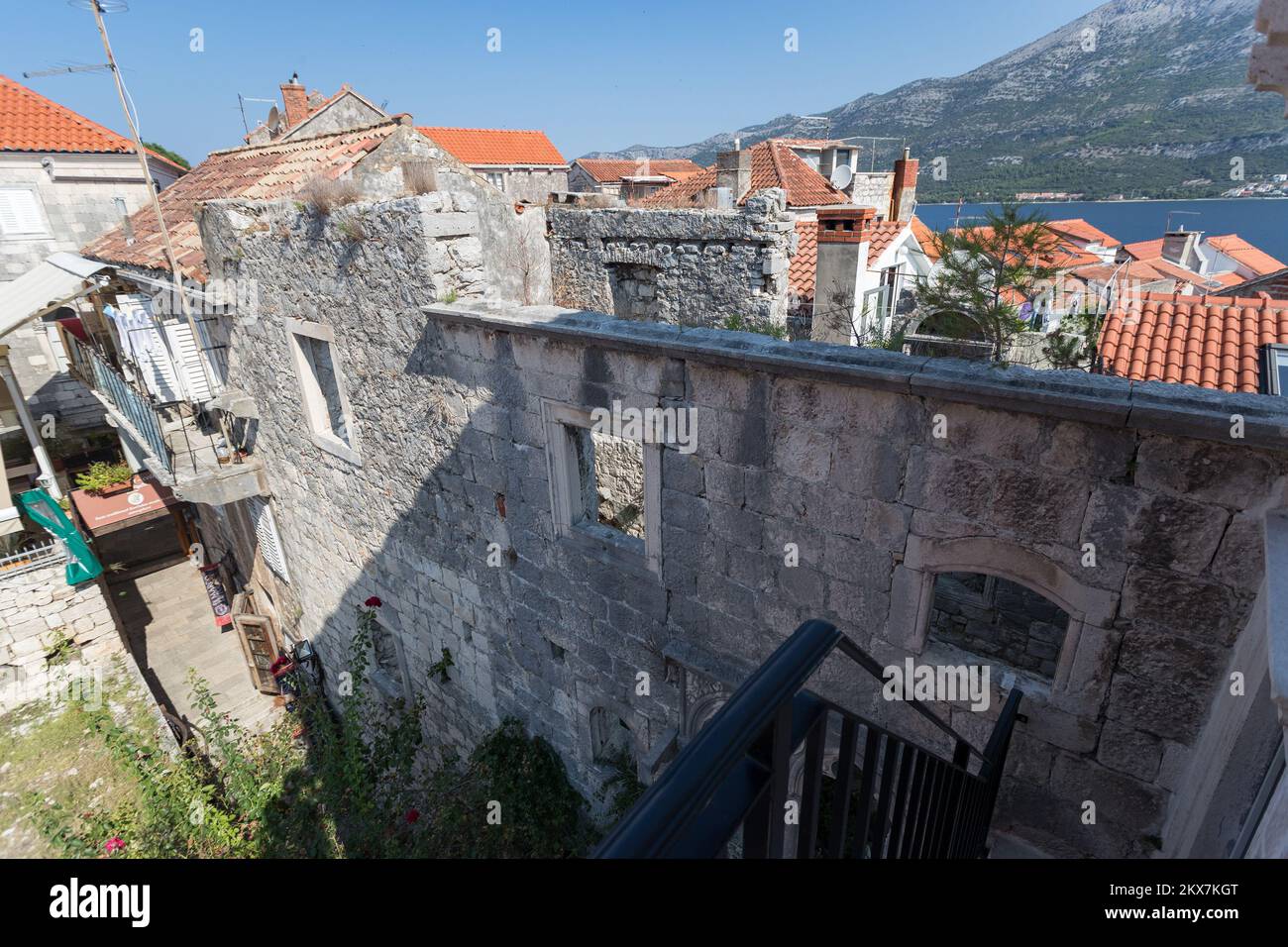 26.07.2018., île Korcula, Croatie - Maison de Marco Polo - que l'on croit être la maison dans laquelle Marco Polo, le célèbre voyageur et écrivain du monde est né. Il a récemment été acheté par l'Autorité municipale de Korcula qui prévoit du reconstruire et du refaire dans le Musée de Marco Polo à l'heure actuelle, seule la partie de la maison est ouverte pour que les visiteurs puissent y jeter un coup d'œil. Grimpez les escaliers étroits et entrez dans la Loggia qui a une vue magnifique sur les toits de la vieille ville de Korcula.le Fonds européen a approuvé plus de 3 millions de couronnes croates pour la rénovation de la maison photo: Davor Puklavec/PIXSELL Banque D'Images