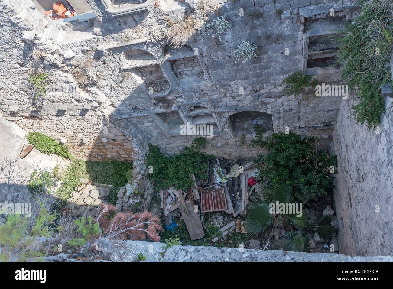 26.07.2018., île Korcula, Croatie - Maison de Marco Polo - que l'on croit être la maison dans laquelle Marco Polo, le célèbre voyageur et écrivain du monde est né. Il a récemment été acheté par l'Autorité municipale de Korcula qui prévoit du reconstruire et du refaire dans le Musée de Marco Polo à l'heure actuelle, seule la partie de la maison est ouverte pour que les visiteurs puissent y jeter un coup d'œil. Grimpez les escaliers étroits et entrez dans la Loggia qui a une vue magnifique sur les toits de la vieille ville de Korcula.le Fonds européen a approuvé plus de 3 millions de couronnes croates pour la rénovation de la maison photo: Davor Puklavec/PIXSELL Banque D'Images