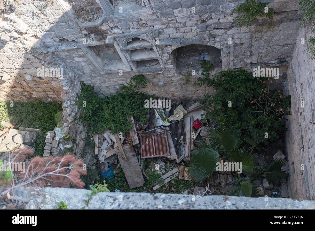 26.07.2018., île Korcula, Croatie - Maison de Marco Polo - que l'on croit être la maison dans laquelle Marco Polo, le célèbre voyageur et écrivain du monde est né. Il a récemment été acheté par l'Autorité municipale de Korcula qui prévoit du reconstruire et du refaire dans le Musée de Marco Polo à l'heure actuelle, seule la partie de la maison est ouverte pour que les visiteurs puissent y jeter un coup d'œil. Grimpez les escaliers étroits et entrez dans la Loggia qui a une vue magnifique sur les toits de la vieille ville de Korcula.le Fonds européen a approuvé plus de 3 millions de couronnes croates pour la rénovation de la maison photo: Davor Puklavec/PIXSELL Banque D'Images