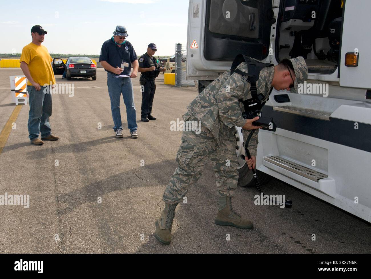 Point de contrôle de sécurité à la base aérienne de la réserve Homestead pendant Hatien. Photographies relatives aux programmes, aux activités et aux fonctionnaires de gestion des catastrophes et des situations d'urgence Banque D'Images