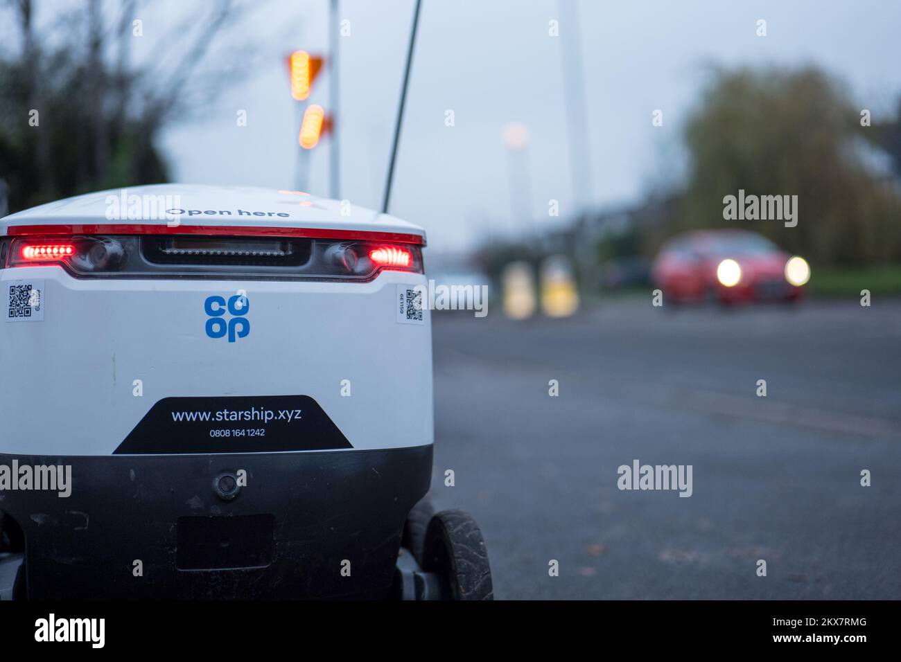 Starship robots livrant Co-Op (coopérative) des épiceries et de la nourriture de supermarché à Adel dans le nord-ouest de Leeds. Robot autonome à entraînement automatique. Banque D'Images