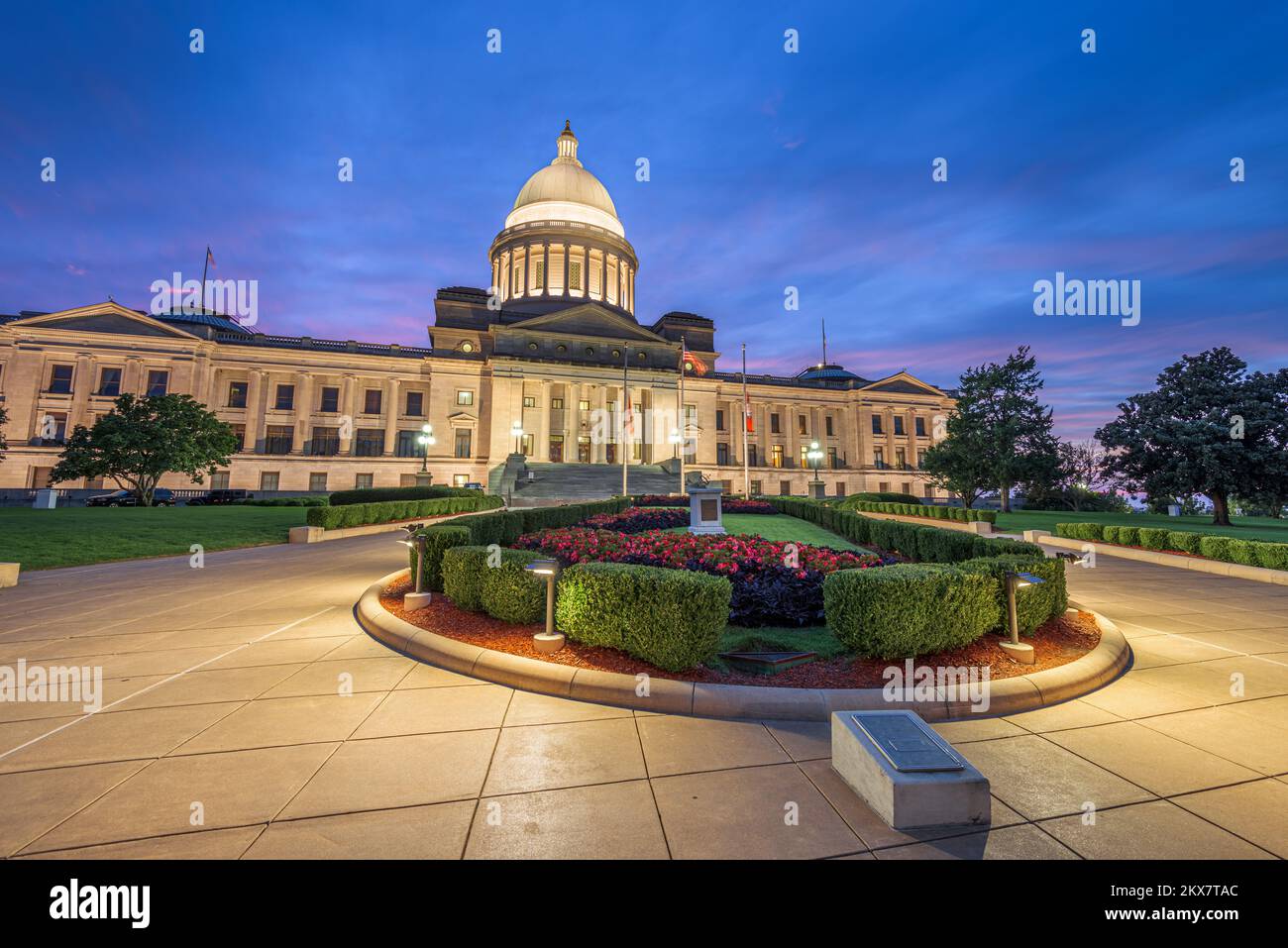 Little Rock, Arkansas, États-Unis au capitole de l'État et parc au crépuscule. Banque D'Images
