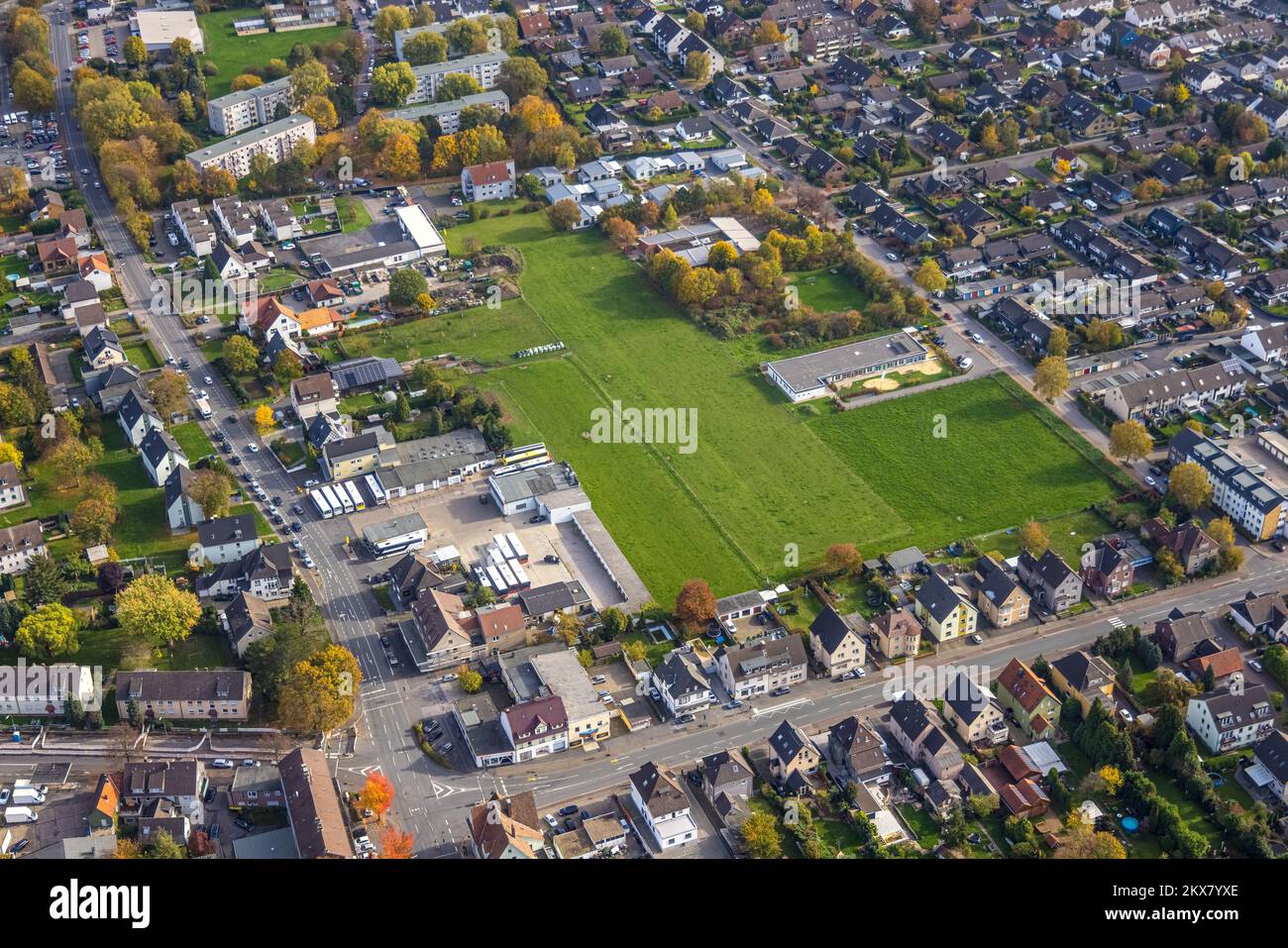 Vue aérienne, prairie verte, jardin d'enfants municipal Mitte Kleine Strolche, champ entre Landwehrstraße et Eichendorffstraße, Bergkamen, région de Ruhr, NOR Banque D'Images