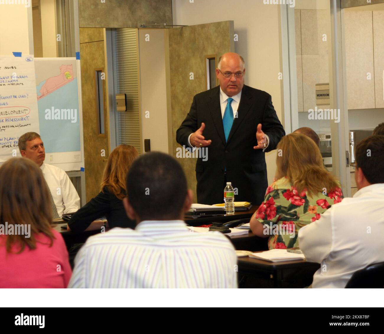 2227 le juge Yarbrourgh parle au Galveston County Recovery Worksh. Texas Hurricane Ike. Photographies relatives aux programmes, activités et fonctionnaires de gestion des catastrophes et des urgences Banque D'Images