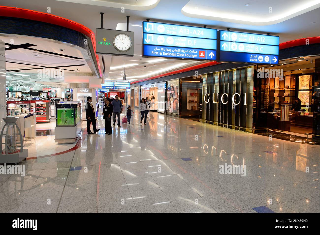 DUBAÏ - 10 MARS 2015 : l'intérieur de la zone commerçante hors taxes de Dubaï. L'aéroport international de Dubaï est le principal aéroport desservant Dubaï et est le Banque D'Images