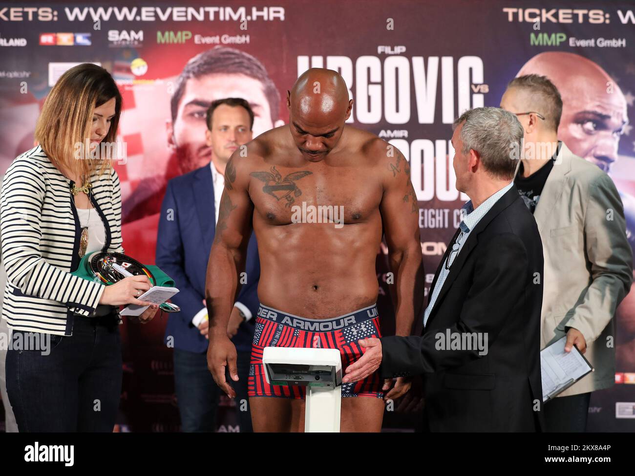 07.09.2018., Zagreb - le Boxer Amir Mansour des Etats-Unis se met sur la balance lors d'une pesée avant leur concours international de titre de poids lourds WBC le samedi à l'Arena Zagreb en Croatie, à Zagreb, sur 07 septembre 2018. Photo: Jurica Galoic/PIXSELL Banque D'Images