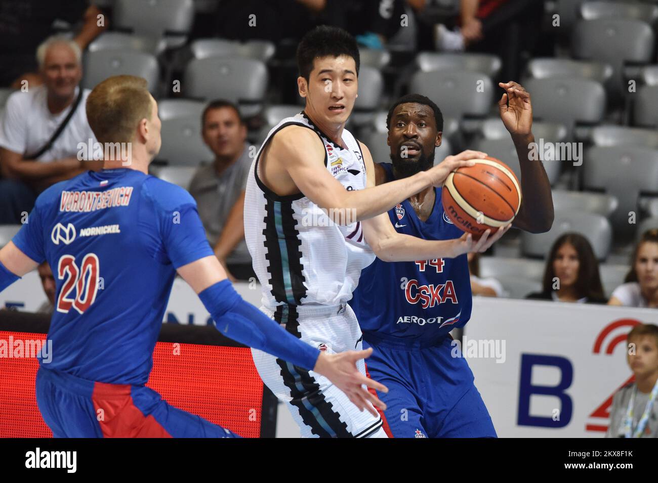 20.09.2018., Zadar, Croatie - Zadar Basketball Torunament, Liaoning - CSKA  Moscou. Liu Zhixuan, Andrey Vorontsevich photo: Hrvoje Jelavic/PIXSELL  Photo Stock - Alamy