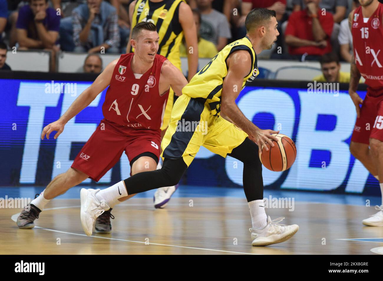 22.09.2018., Zadar, Croatie - Zadar Basketball, Round 3, Fenerbahce - Olimpia Milano. Kostas Sloukas, Dairis Bertans photo: Hrvoje Jelavic/PIXSELL Banque D'Images