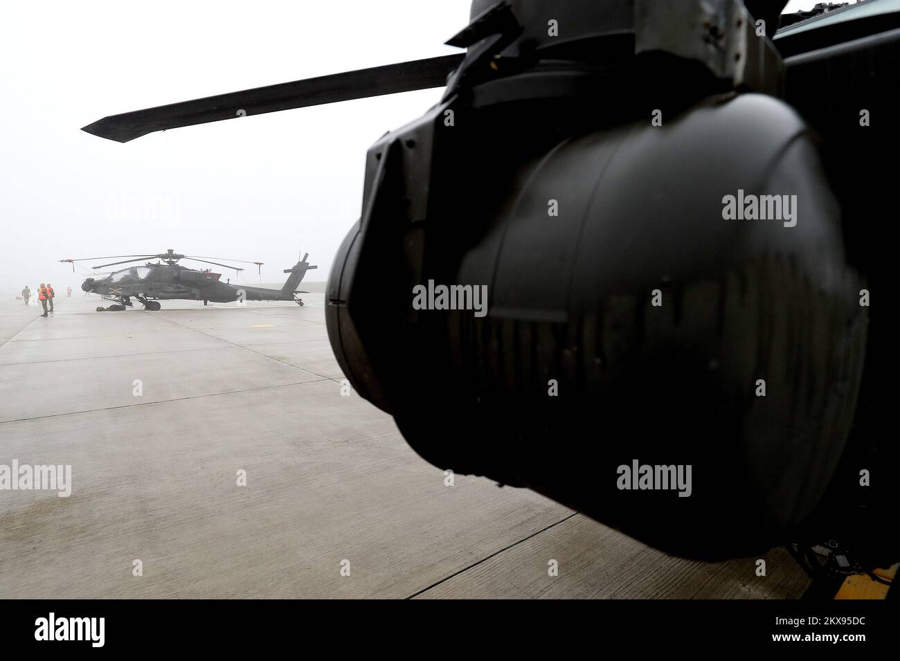 07.11.2018., Velika Gorica, Croatie - dans la base aérienne de HRZ de 91st à Pleso, un groupe d'hélicoptères de l'armée de l'air américaine a visité le vice-premier ministre et ministre de la Défense Damir Krsticevic et l'ambassadeur des États-Unis en Croatie Robert Kohorst. Il s'agit d'hélicoptères Apache de type AH-64, CH-47 Chinook et UH-60 Blackhawk de la Brigade de l'Aviation américaine de 4th qui se rendent à Zagreb pendant le voyage à l'Armée de l'Air de Stefanovikieo en Grèce et les préparatifs en vue de la participation à la mission de soutien de Respolute en Afghanistan. Photo: Igor Kralj/PIXSELL Banque D'Images