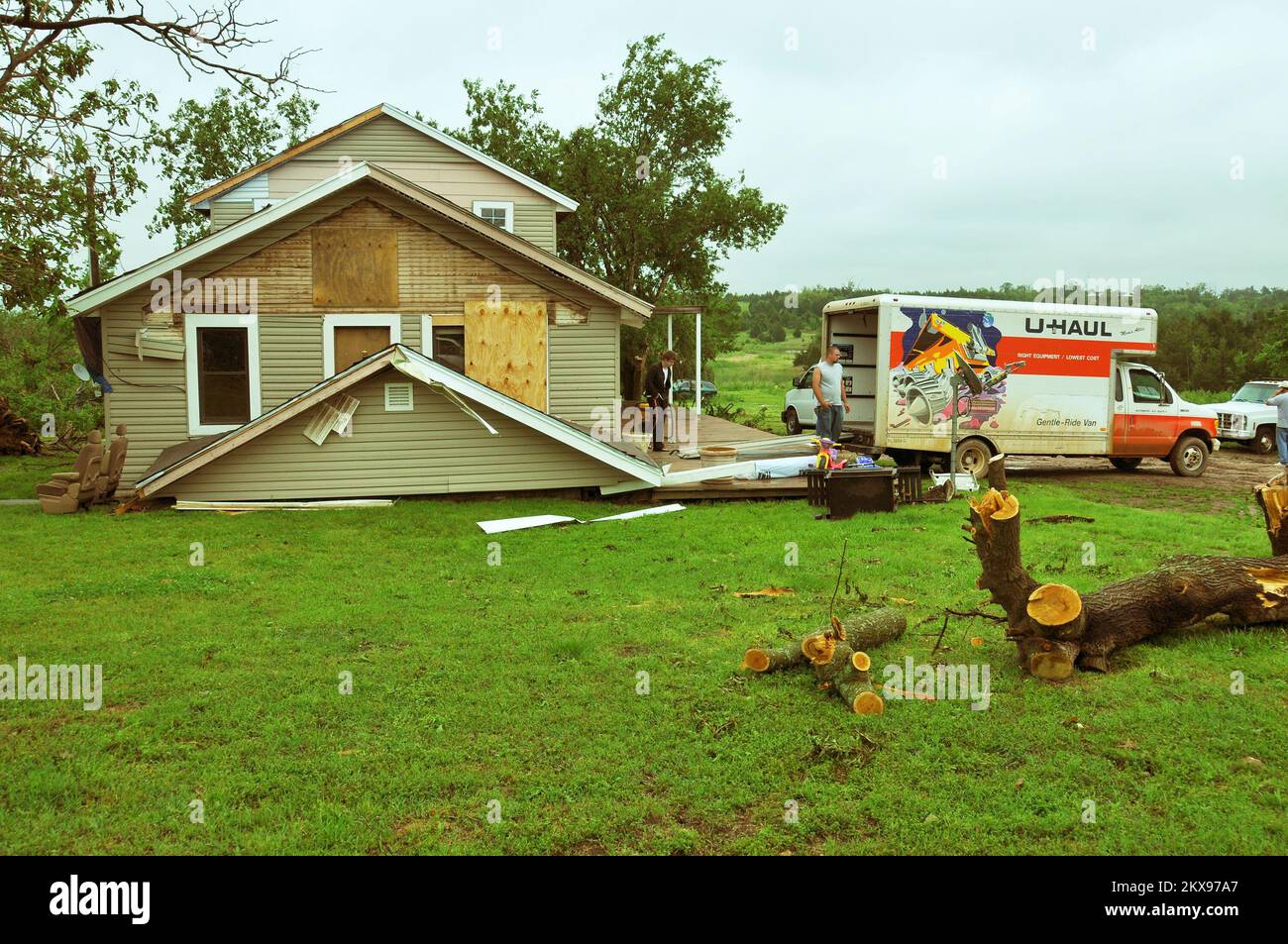 Tempête violente Tornado - Tecumseh, Okla. , 13 mai 2010 Un propriétaire de maison sauves des meubles et d'autres articles ménagers qui ont été épargnés par une tornade qui a frappé sa maison sur 10 mai. L'État a connu sa quatrième plus grande épidémie d'une journée - 22 tornades confirmées - dans son histoire ce jour-là. FEMA . Tempêtes de l'Oklahoma, tornades et vents de la ligne droite. Photographies relatives aux programmes, aux activités et aux fonctionnaires de gestion des catastrophes et des situations d'urgence Banque D'Images