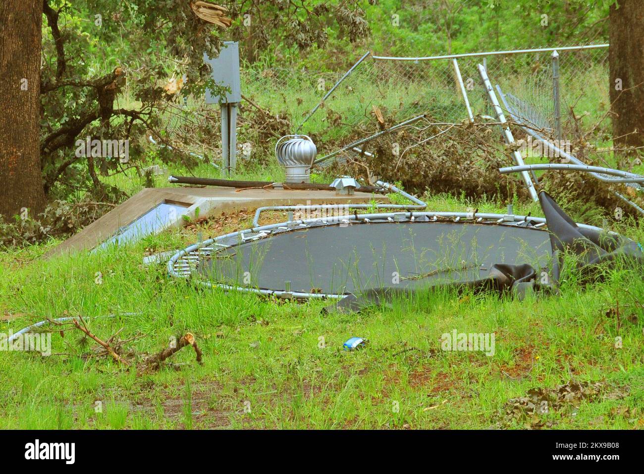 Tempête violente Tornado - Comté d'Oklahoma, Oklahoma. , 15 mai 2010 Un abri de tempête de tornade est entouré de débris produits par l'un des 22 entonnoirs frappant le côté est de l'État sur 10 mai. Les autorités attribuent le faible nombre de morts - deux - des tempêtes massives au nombre croissant de propriétaires qui installent des abris anti-tempête et construisent des salles sûres dans leurs maisons. FEMA . Tempêtes de l'Oklahoma, tornades et vents de la ligne droite. Photographies relatives aux programmes, aux activités et aux fonctionnaires de gestion des catastrophes et des situations d'urgence Banque D'Images