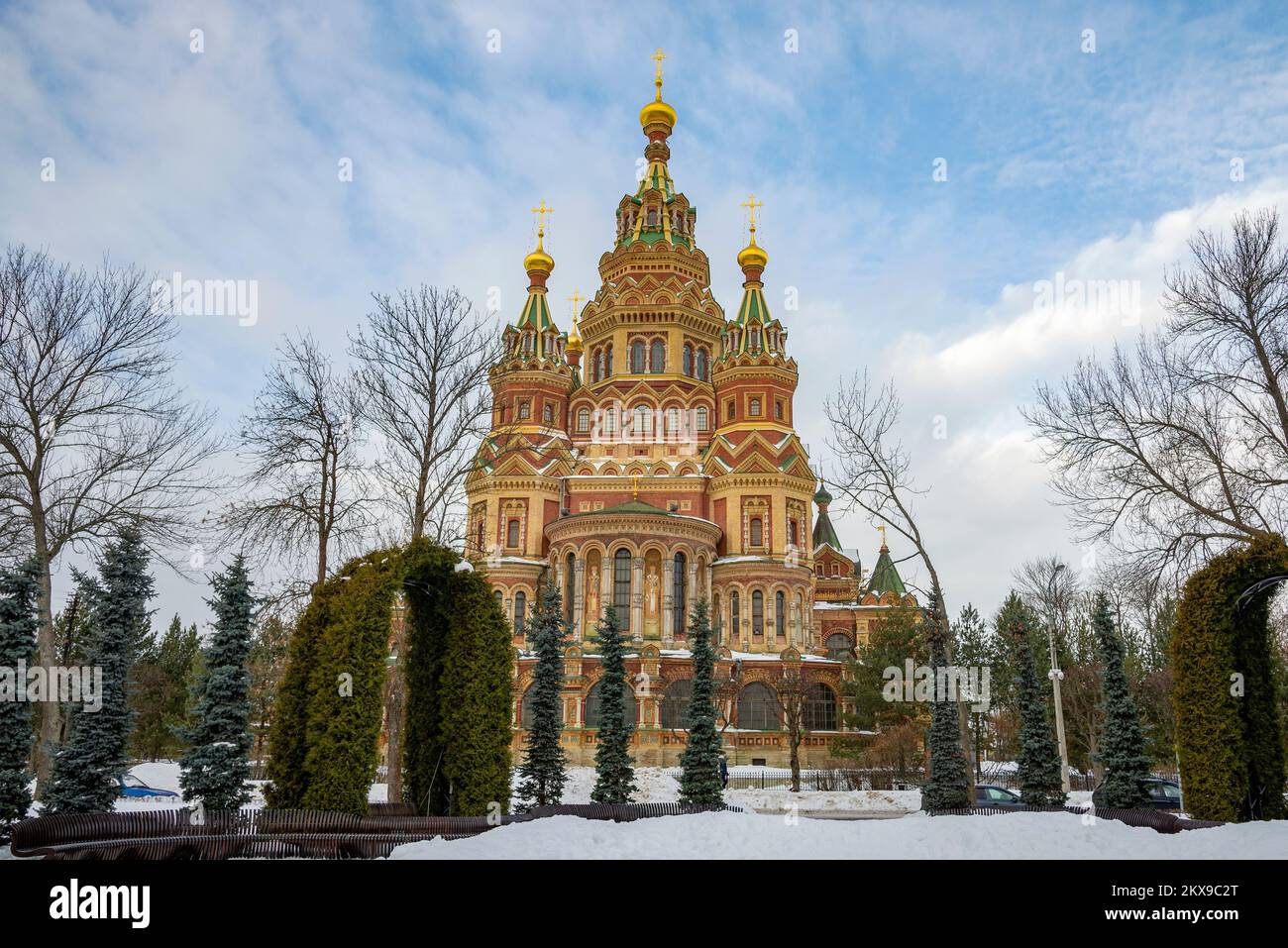 L'ancienne cathédrale des Saints Apôtres Pierre et Paul, un jour d'hiver. Peterhof, Russie Banque D'Images