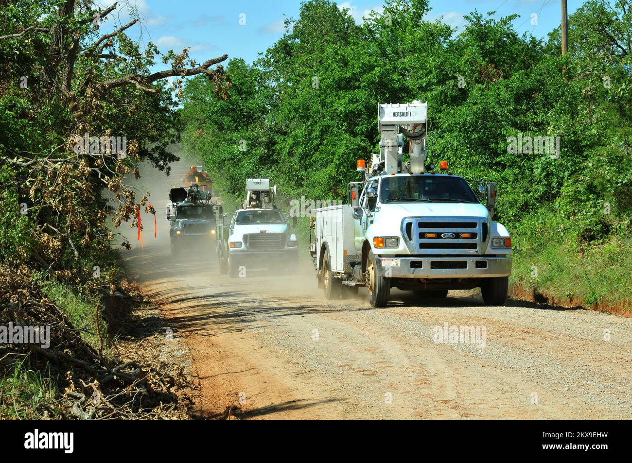 Tempête violente Tornado - Comté de Cleveland, Oklahoma. , 20 mai 2010 une équipe de la ligne coopérative d'électricité de l'Oklahoma voyage sur une route rurale sur son chemin pour réparer l'infrastructure électrique dans une section du comté frappé par une tornade sur 10 mai. La moitié est de l'État a été touchée par 22 tornades confirmées ce jour-là. FEMA . Tempêtes de l'Oklahoma, tornades et vents de la ligne droite. Photographies relatives aux programmes, aux activités et aux fonctionnaires de gestion des catastrophes et des situations d'urgence Banque D'Images