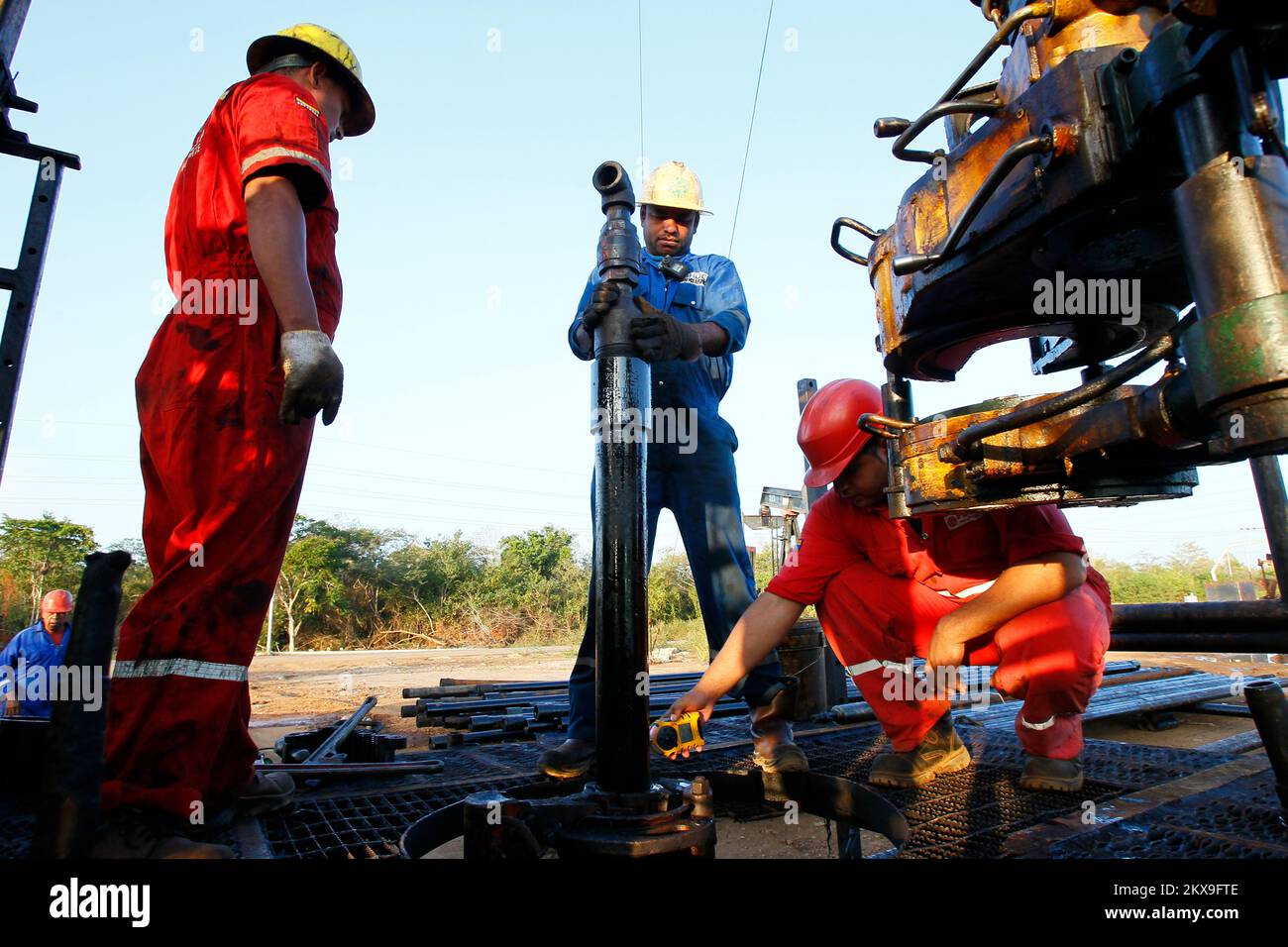 Des travailleurs de la Compagnie pétrolière nationale du Venezuela forent un puits de pétrole brut dans un champ pétrolier. © JOSE ISAAC BULA URRUTIA. Banque D'Images
