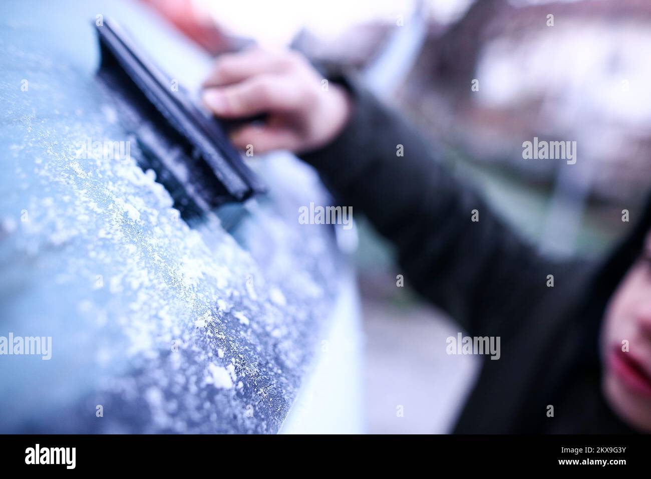 29.11.2018., Zagreb - les citoyens se réveillaient jusqu'à 3 degrés, qui devaient être raclés la glace de la voiture photo: Igor Soban/PIXSELL Banque D'Images