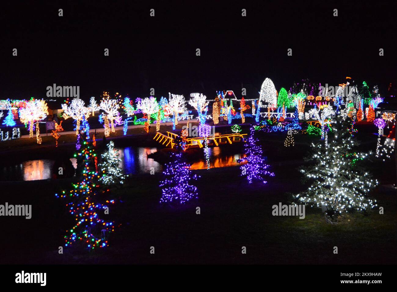 30.11.2018., Cazma, Grabovnica, Croatie - des lumières sont placées sur des plantes, des maisons en bois, des ponts et d'autres objets sur la propriété, créant une magnifique oasis de lumière et une atmosphère unique. De nombreuses lampes sont disposées pour créer certaines formes, comme des saunas légers, des motoneiges, des étals, etc. L’histoire de Noël 17th de la famille Salaj a ouvert ses portes aujourd’hui et se déroulera jusqu’à 13 janvier 2019. Les heures de travail sont quotidiennes de 3 h 00 à 10 h 00, y compris les week-ends et les jours fériés. Photo: Damir Spehar/PIXSELL Banque D'Images