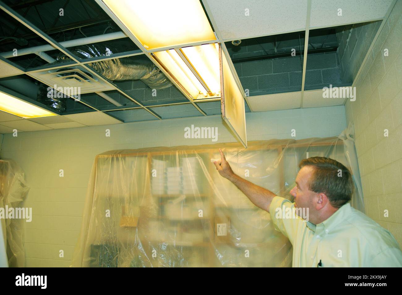 Tempête violente Tornado - Wayne, Oklahoma. , 26 mai 2010 Surintendant Dusty Ricks, Mid-America Technology Centre, souligne les dommages au plafond et au système de ventilation causés par une tornade qui a frappé le campus sur 10 mai. De graves tempêtes qui ont engendré 22 tornades confirmées ont balayé la moitié est de l'État et ont causé des dommages aux propriétés publiques. FEMA . Tempêtes de l'Oklahoma, tornades et vents de la ligne droite. Photographies relatives aux programmes, aux activités et aux fonctionnaires de gestion des catastrophes et des situations d'urgence Banque D'Images