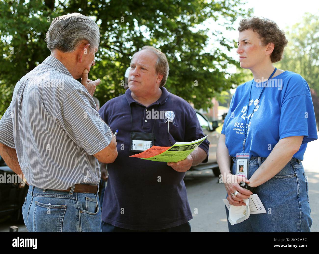 Inondations : tempête violente - Madison, Tennessee. , 27 mai 2010 le spécialiste des relations communautaires de la FEMA Frank Altomare(c) et le rabbin Lynn Liberman(R) de l'organisation juive d'intervention en cas de catastrophe de Nechama parlent à un survivant d'une catastrophe. La FEMA réagit à de graves tempêtes et inondations qui ont endommagé ou détruit des milliers de maisons dans tout le Tennessee en mai 2010. David Fine/FEMA. Tennessee : tempêtes, inondations, vents de la ligne droite et tornades. Photographies relatives aux programmes, aux activités et aux fonctionnaires de gestion des catastrophes et des situations d'urgence Banque D'Images