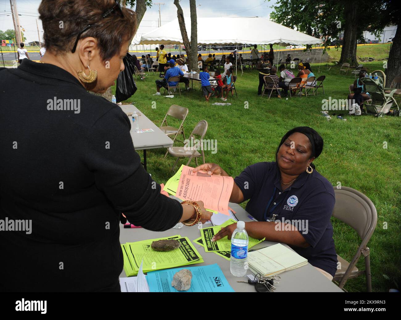 Inondations : tempête violente - Nashville, Tennessee. , 30 mai 2010 Louise Abel, spécialiste des relations communautaires de la FEMA (à droite), fournit de l'information sur la reprise après sinistre à la directrice Joyce Espy Searcy (à gauche) de l'Université Belmont, à la collecte de fonds de l'église baptiste Missionnaire de l'avenue Kayne. La FEMA fournit des fonds pour aider les propriétaires à se remettre des catastrophes. Martin Grube/FEMA. Tennessee : tempêtes, inondations, vents de la ligne droite et tornades. Photographies relatives aux programmes, aux activités et aux fonctionnaires de gestion des catastrophes et des situations d'urgence Banque D'Images