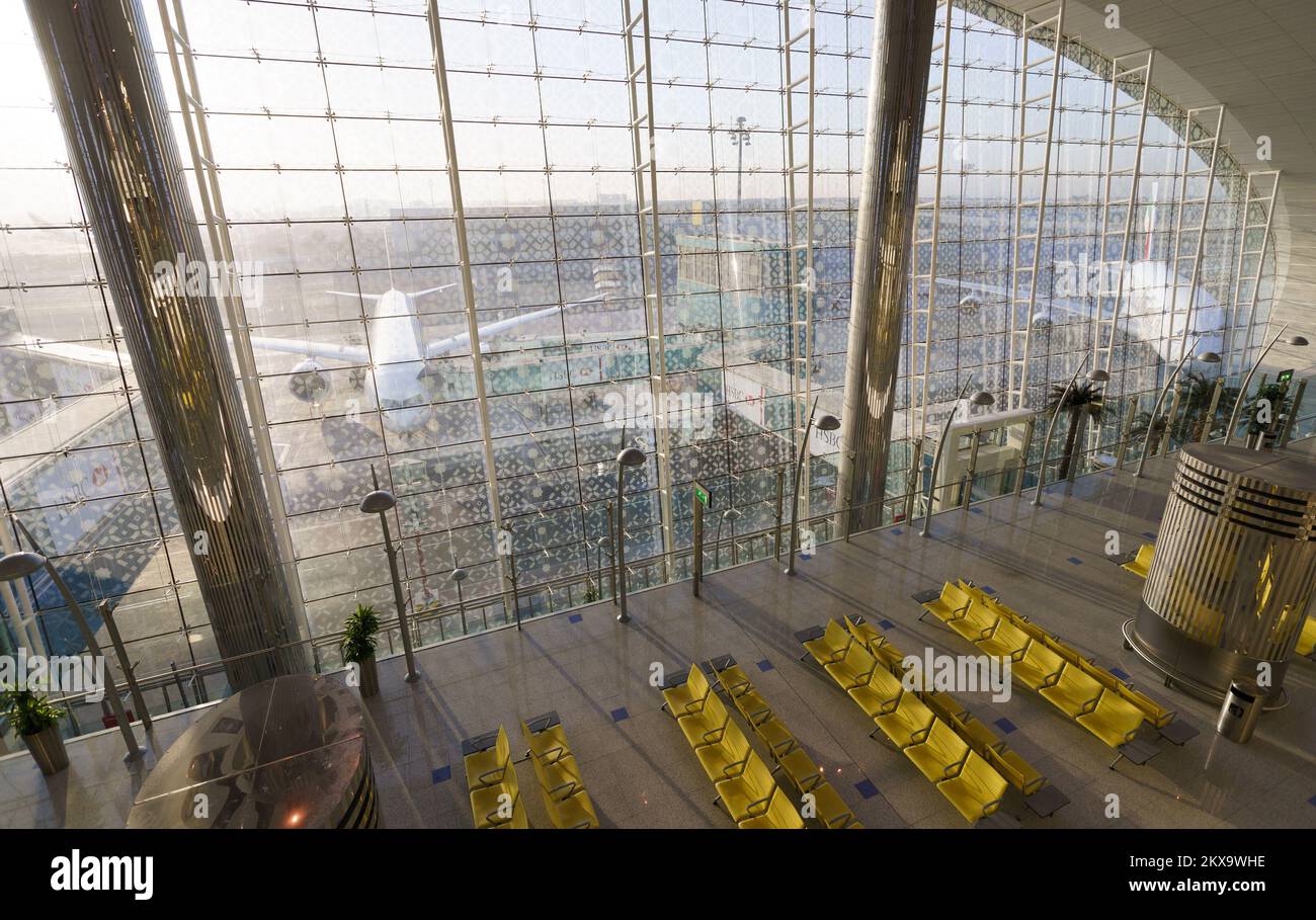 DUBAÏ, Émirats Arabes Unis - 17 OCTOBRE 2013 : vue depuis le salon de classe affaires Emirates. Emirates est la plus grande compagnie aérienne du Moyen-Orient, opérant à partir de son hub à Banque D'Images