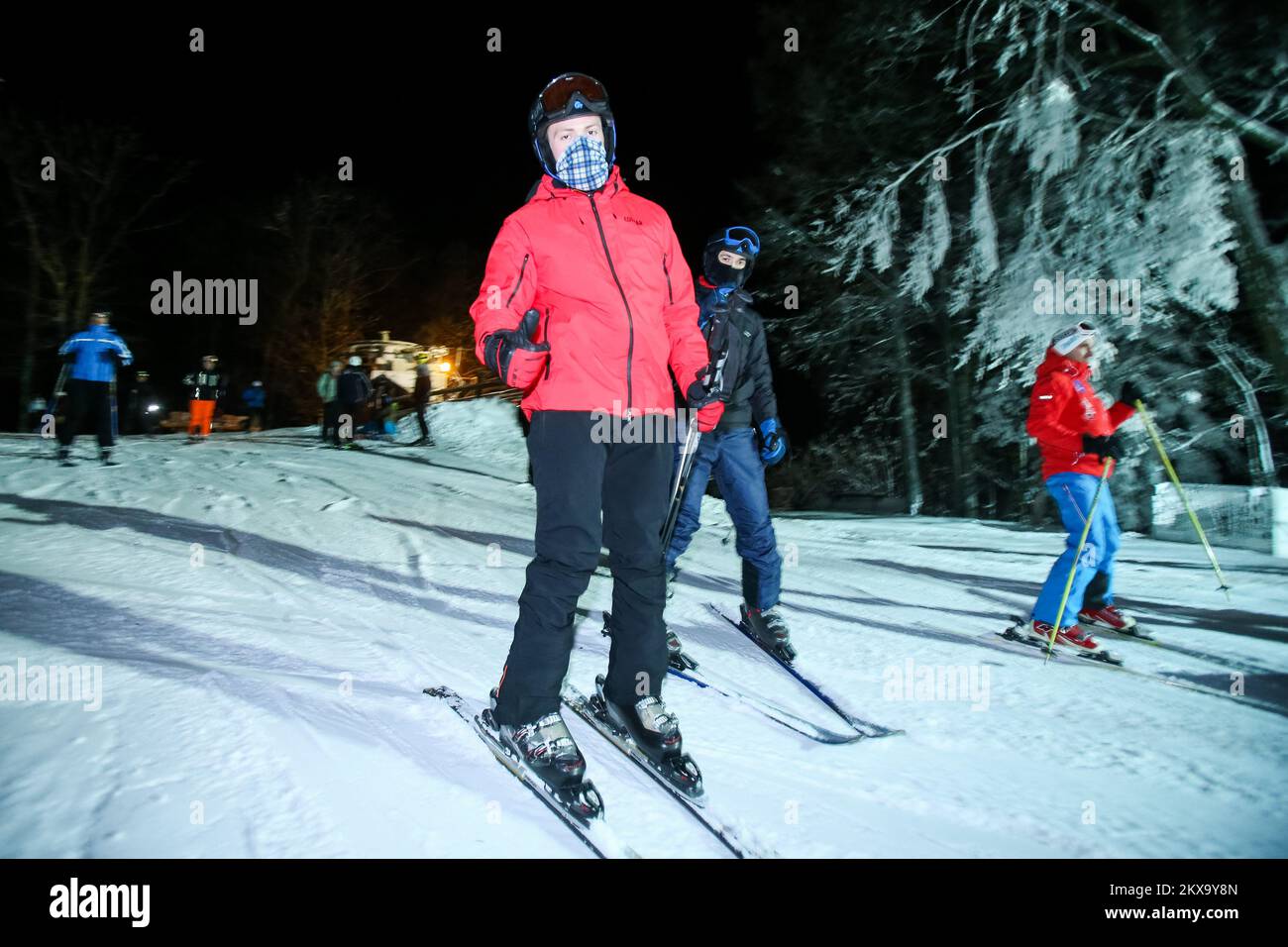 18.12.2018., Zagreb, Croatie - la traditionnelle séance de ski nocturne gratuite ce soir a officiellement ouvert la saison de ski 2018/19 sur les pistes de ski de Sljeme dans la capitale croate Zagreb. Les habitants et les touristes ont été doués d'une séance gratuite sur les pistes mardi soir par la ville de Zagreb dans ce qui a été une ouverture traditionnelle à la nouvelle saison. À partir du mercredi 19 décembre 2018, la piste rouge sera ouverte aux skieurs de loisir et restera ouverte tous les jours de 9 h à 4 h, tandis que tous les mardis et jeudis de 7 h à 10 h, elle sera ouverte pour le ski de nuit. Photo : Filip Kos/PIXSELL Banque D'Images
