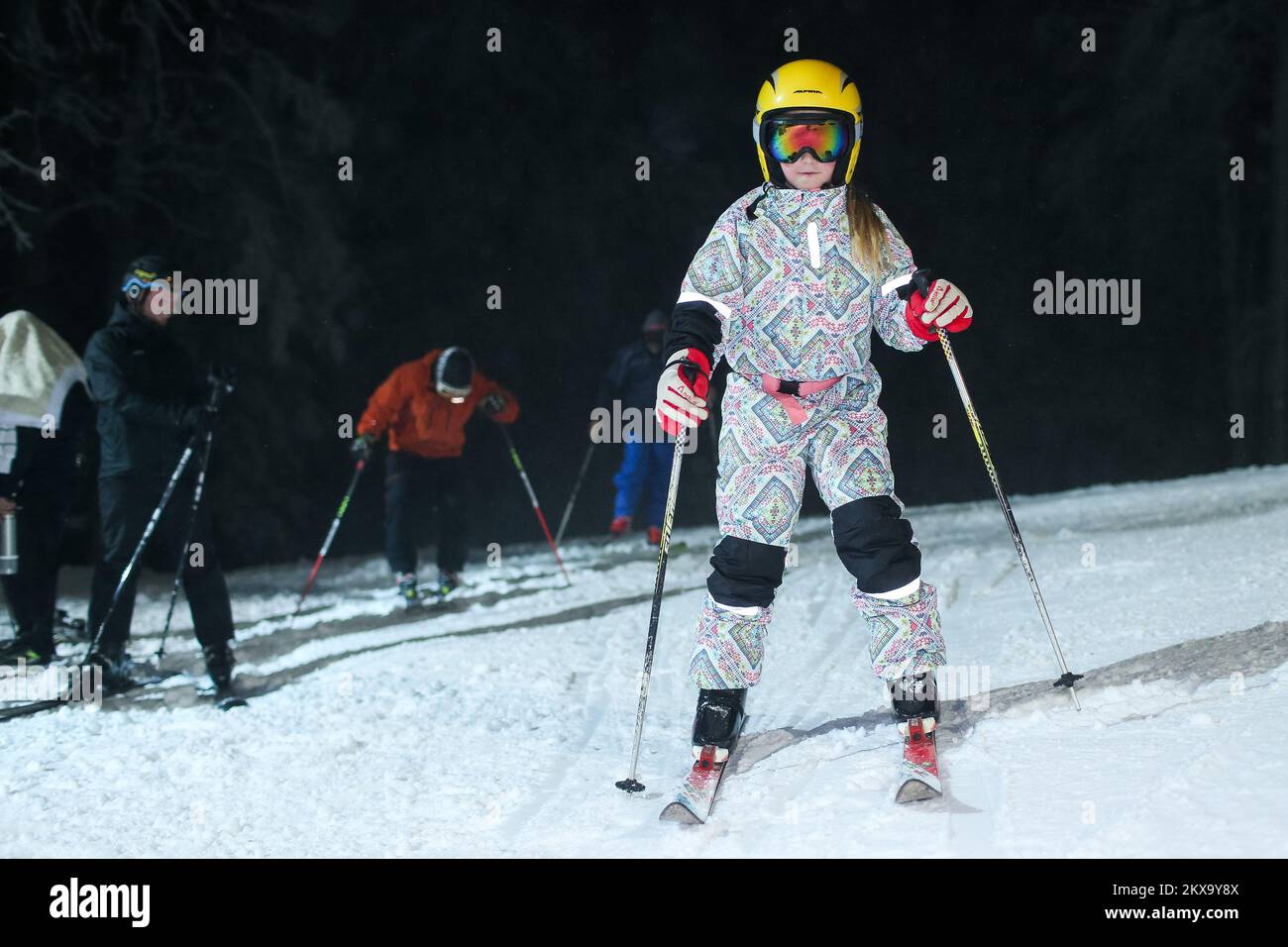 18.12.2018., Zagreb, Croatie - la traditionnelle séance de ski nocturne gratuite ce soir a officiellement ouvert la saison de ski 2018/19 sur les pistes de ski de Sljeme dans la capitale croate Zagreb. Les habitants et les touristes ont été doués d'une séance gratuite sur les pistes mardi soir par la ville de Zagreb dans ce qui a été une ouverture traditionnelle à la nouvelle saison. À partir du mercredi 19 décembre 2018, la piste rouge sera ouverte aux skieurs de loisir et restera ouverte tous les jours de 9 h à 4 h, tandis que tous les mardis et jeudis de 7 h à 10 h, elle sera ouverte pour le ski de nuit. Photo : Filip Kos/PIXSELL Banque D'Images