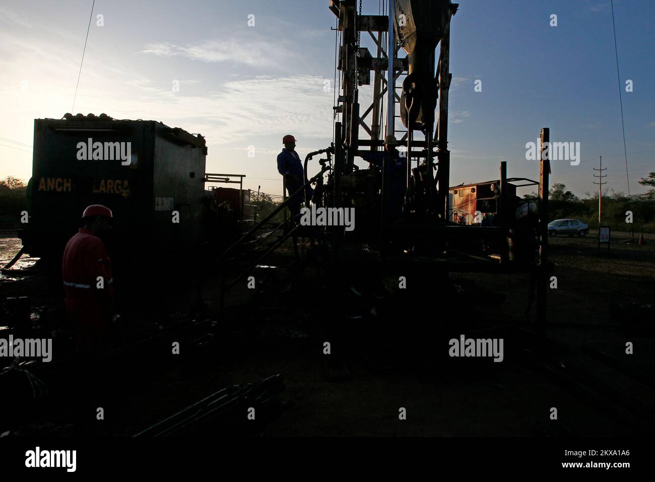 LAGUNILLAS-ZULIA-VENEZUELA 22-12-2015- un champ pétrolifère est observé à l'aube dans la zone de fracturation hydraulique et d'exploration de combustibles à l'huile d'État PDVSA. © JOSE ISA Banque D'Images