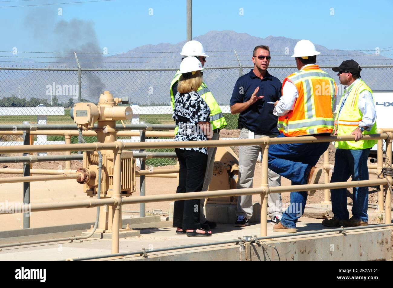 Tremblement de terre - Calexico, Californie , 15 juin 2010 FEMA le DFCO Bill Roche discute des processus de mesures de protection de catégorie B de l'aide publique (AP) avec des représentants du district impérial d'irrigation (IID). Les responsables de la FEMA, de la Cal EMA et de l'IID ont visité le canal All American Canal pour identifier les risques potentiels pour le canal et résoudre les problèmes entre les responsables fédéraux, étatiques et locaux. Adam DuBrowa/FEMA. Tremblement de terre en Californie. Photographies relatives aux programmes, aux activités et aux fonctionnaires de gestion des catastrophes et des situations d'urgence Banque D'Images